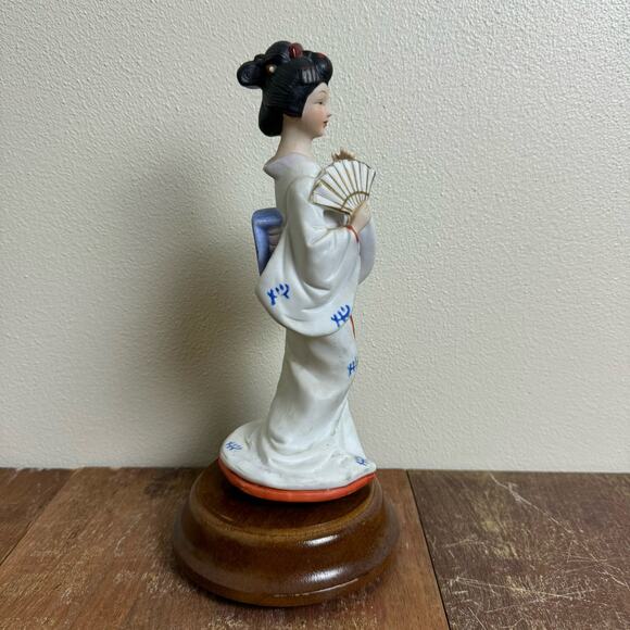 Vintage Japanese Geisha with Fan Bisque Ceramic Wood‎ Base Music Box - Picture 7 of 7